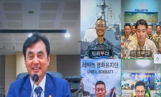 안규백 장관, 해외파병 장병들과 화상 통화