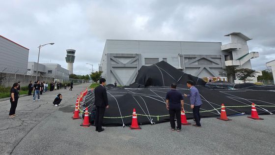 노상에 보관 중인 사고 여객기 꼬리