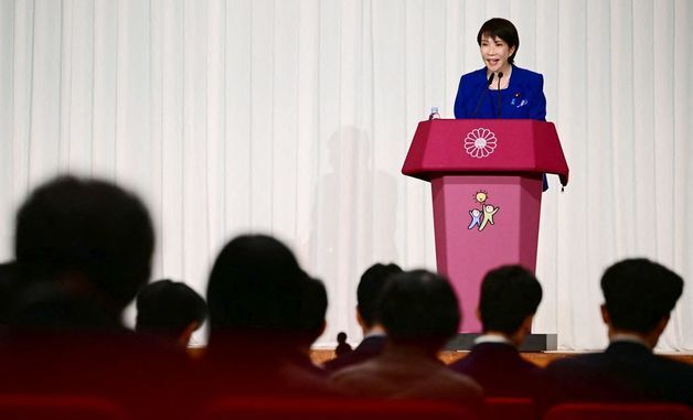 기자회견 하는 다카이치 사나에