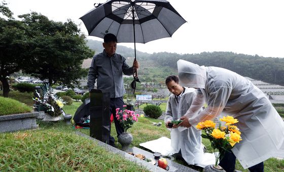 차례 지내는 성묘객들