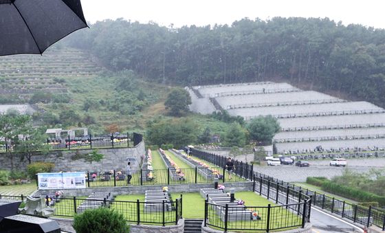 부모님 묘역 찾은 성묘객들