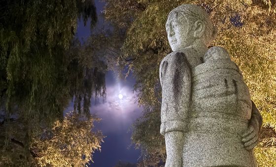 태백 황지연못 며느리 동상에 낙서…추석 귀성객 눈살