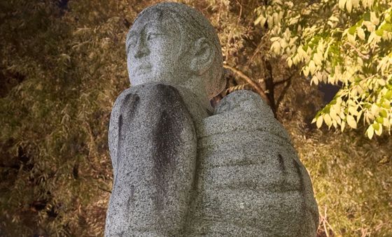 추석 맞은 황지연못, 며느리 동상 낙서로 얼룩