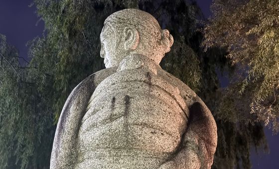 황지연못 며느리 동상에 낙서…'누가 이런 짓을'