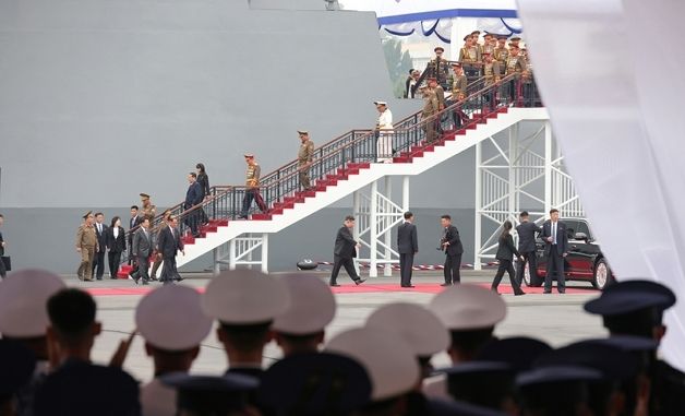 무장장비전시회 관람 후 최현호 찾은 김정은