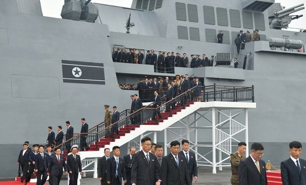 김정은, 무장장비전시회 관람 다음날 최현호 방문