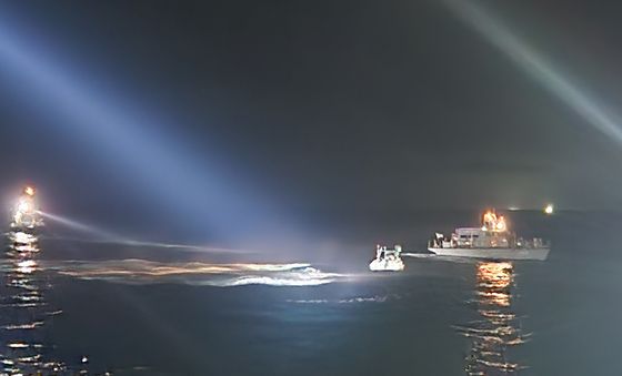 태안해역서 중국인 8명 탄 밀입국 의심 선박 검거