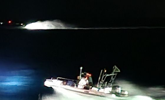 태안 앞바다서 중국인 8명 탄 선박 붙잡혀