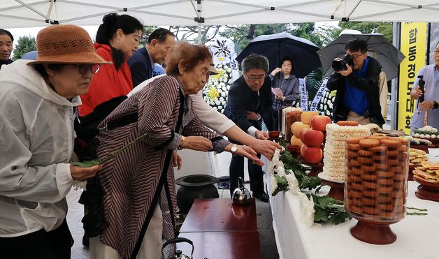궂은 날씨 속 헌화하는 실향민 가족
