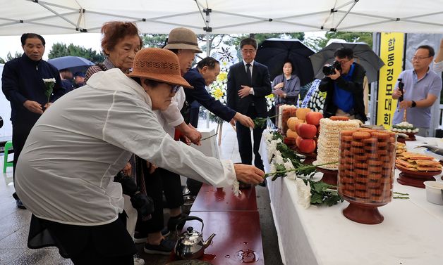 헌화하는 실향민 가족