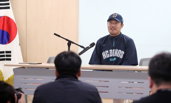 취재진 질문에 답하는 이호준 감독