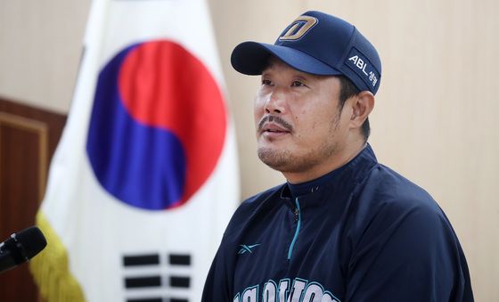 취재진 질문에 답하는 이호준 감독