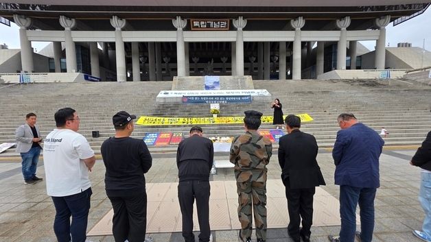 큰절하는 독립운동가 후손들