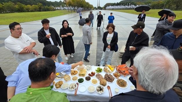 차례 음식 나눠먹는 독립운동가 후손들