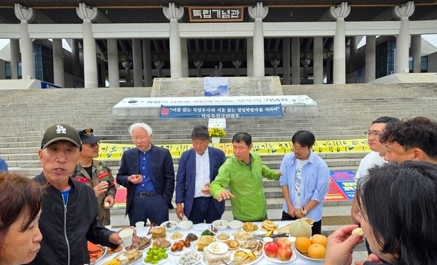 차례 음식 나눠먹는 독립운동가 후손들