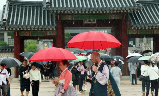 빗방울 속 고궁 산책…추석 연휴 도심 나들이객 몰려