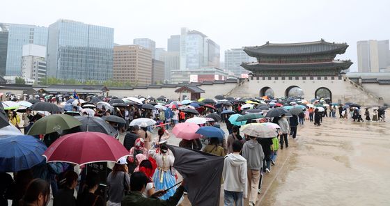 비 오는 한가위, 경복궁 나들이 즐기는 시민·관광객