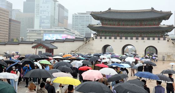 비 내리는 추석, 경복궁 찾은 시민들