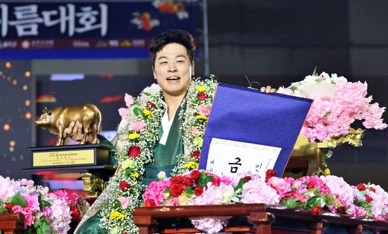 영암군민속씨름단 최정만, 금강장사 트로피 들어올려