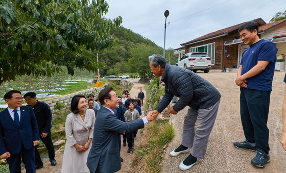 추석 맞아 고향 방문한 이재명 대통령