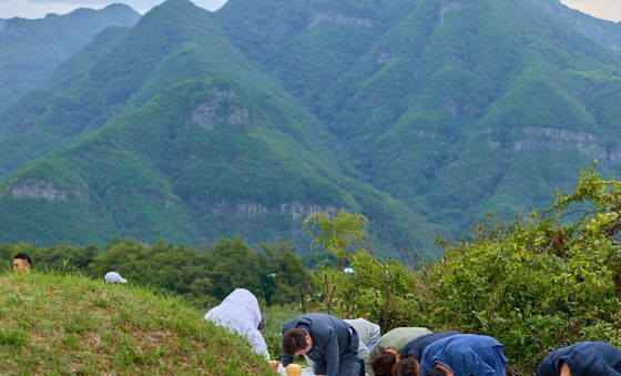 李 대통령, 추석 고향 선영 참배
