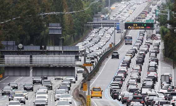 '추석 이튿날' 귀성·귀경길 곳곳 정체