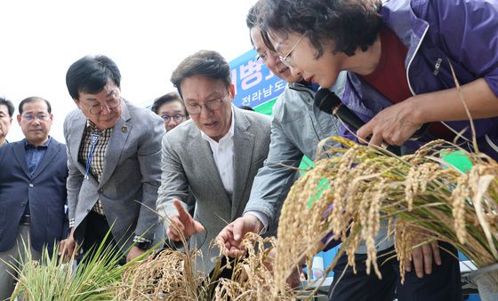 김민석 국무총리, 벼 깨씨무늬병 피해 현장 방문