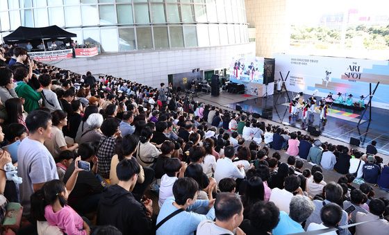 국중박 전통공연 즐기는 시민들