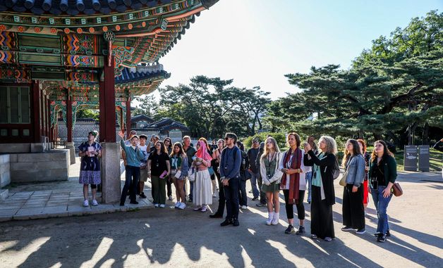 외국인 관람객들이 맞는 창덕궁의 아침