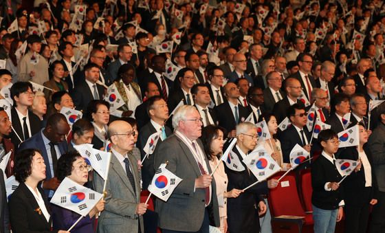 한글날 노래 부르는 한글날 경축식 참석자들