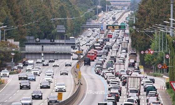 연휴 마지막날 고속도로 일부구간 정체