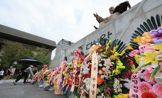 세종대왕상에 꽃 바치는 시민