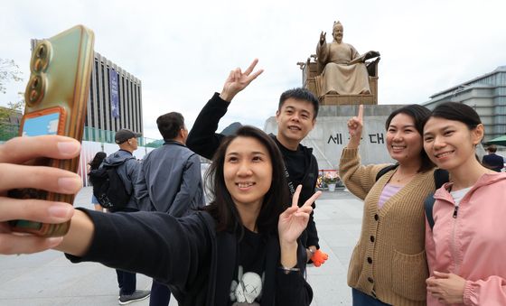 세종대왕상 앞에서 다같이 찰칵