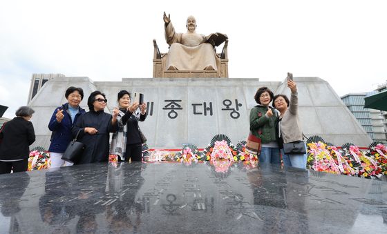 세종대왕상 앞에서 찰칵!