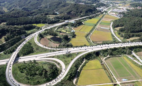 치즈축제 찾은 차량들로 순천완주고속도로 임실 톨게이트 정체