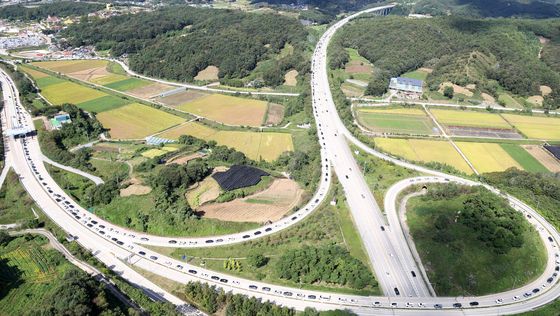 임실 치즈축제 방문 위해 길게 늘어선 차량들