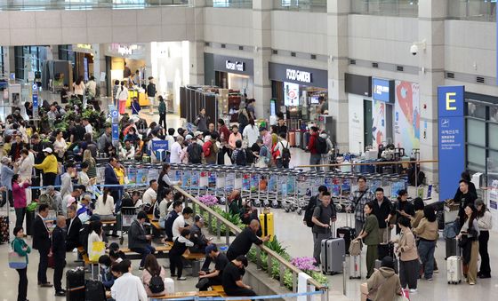 추석 연휴 끝자락, 여행객으로 북적이는 인천공항 입국장