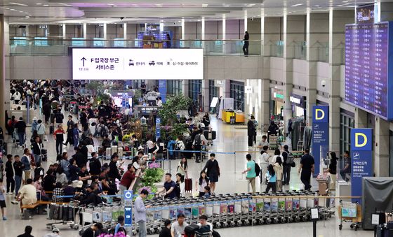 추석 연휴 끝자락, 붐비는 인천공항 입국장