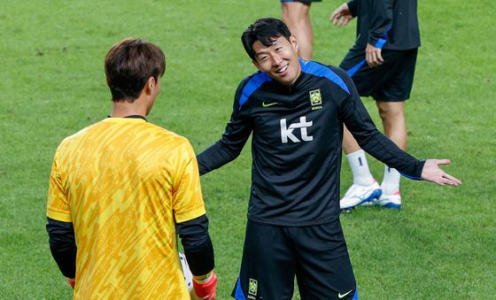 손흥민 '분위기 메이커'