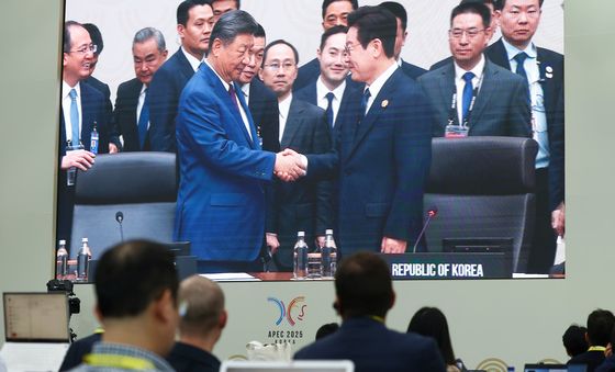 악수하는 이재명 대통령·시진핑 국가주석