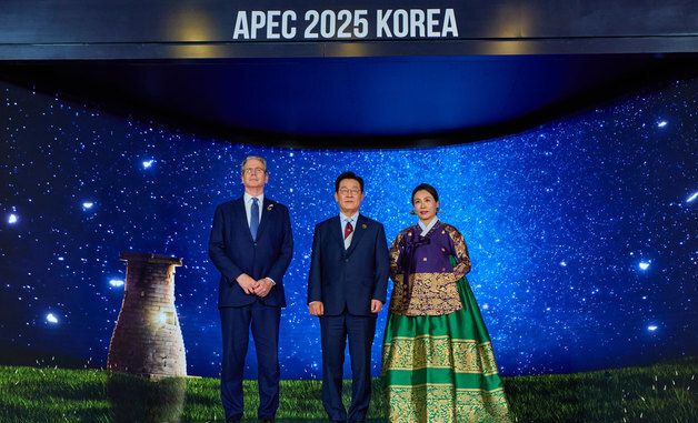 스콧 베선트 미국 재무장관과 기념촬영 하는 이재명 대통령