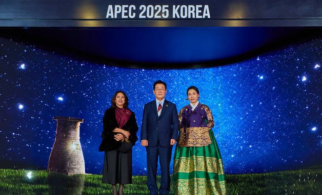 페루 통상관광부 장관과 기념촬영 하는 이재명 대통령