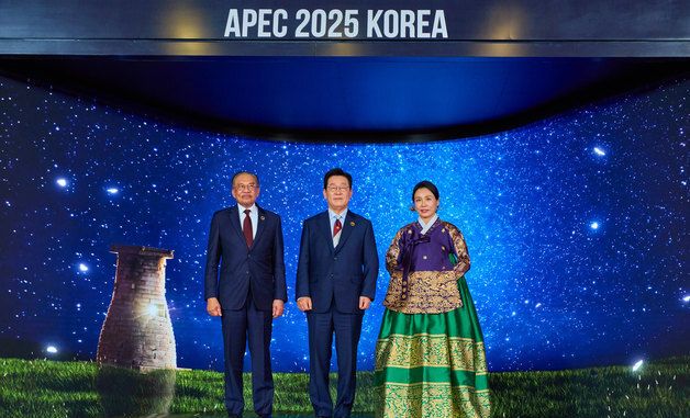 말레이시아 총리와 기념촬영 하는 이재명 대통령