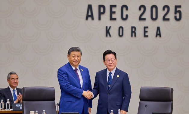 악수하는 이재명 대통령·시진핑 주석