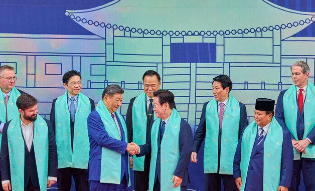 기념촬영 후 악수하는 이재명 대통령·시진핑 주석