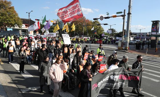 "APEC 반대! 트럼프 반대!"