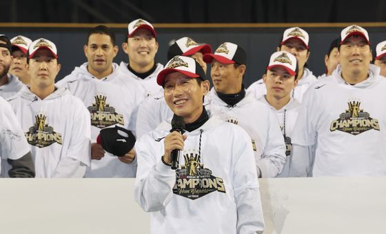 싱글벙글 염경엽 감독 '팬들의 응원이 있었기에'