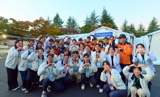 APEC 응급의료 행정본부 관계자들과 기념촬영 하는 김혜경 여사