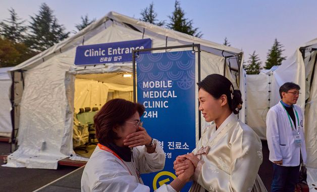김혜경 여사 'APEC 응급의료 행정본부 관계자 격려'