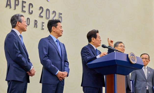 APEC 내외신 기자회견 발언하는 이재명 대통령